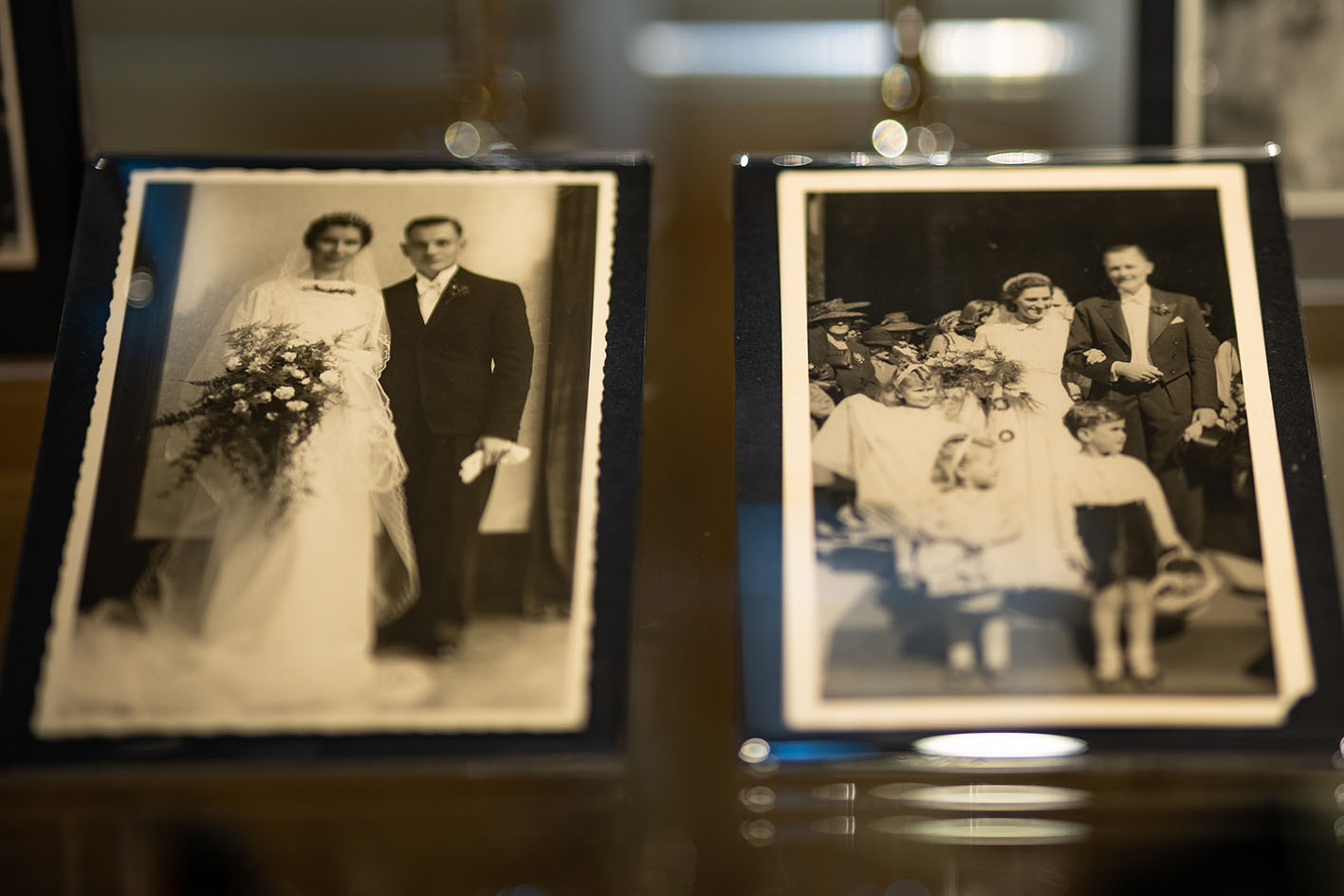 Zwei Schwarzweißfotografien von Hochzeitspaaren