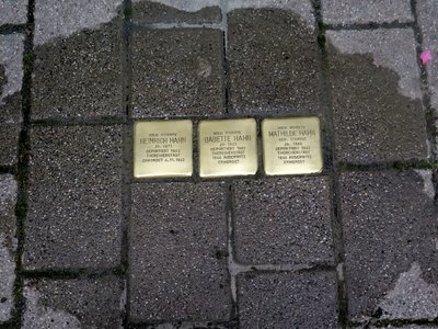 Die ersten drei Stolpersteine in Zirndorf verlegt im Gehweg vor dem Haus in der Gartenstraße 1