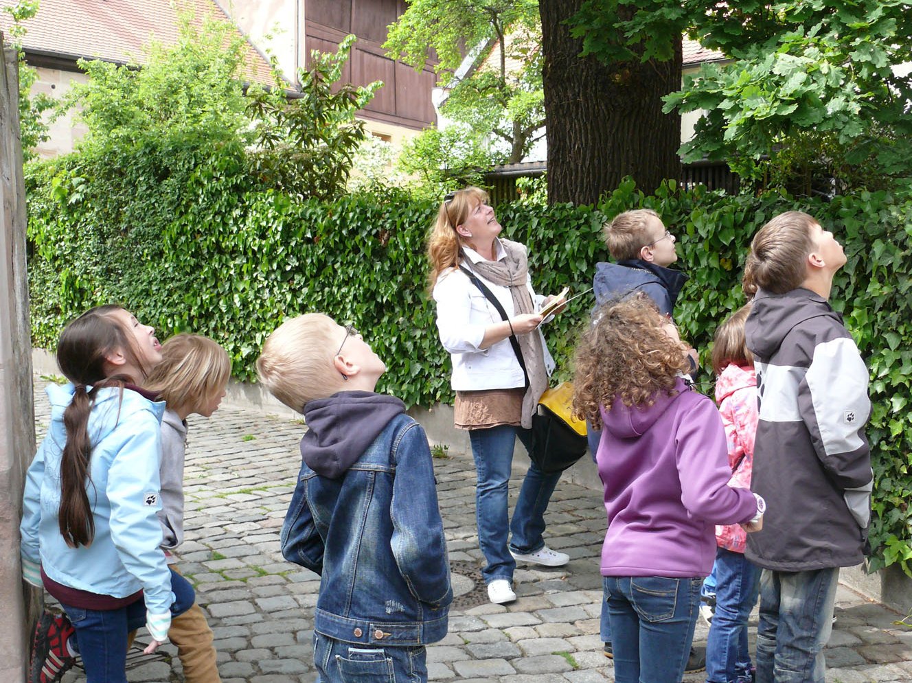 Eine Gruppe von Kindern während einer Stadtführung