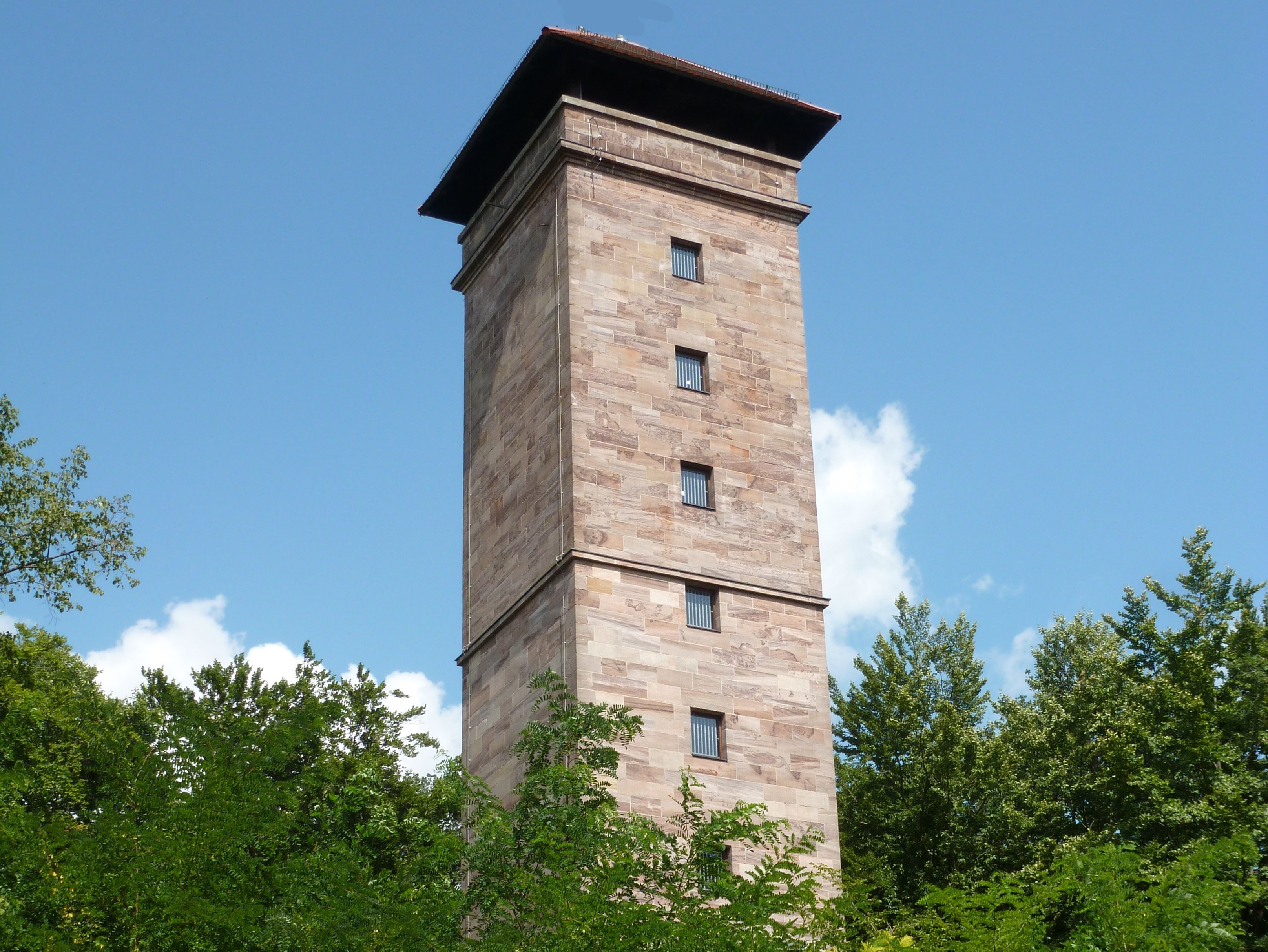 Der Aussichtsturm auf der Alten Veste im Zirndorfer Stadtwald