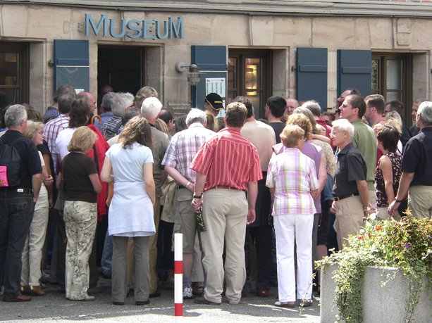 Eine Gruppe von Menschen vor dem Eingang des Museums