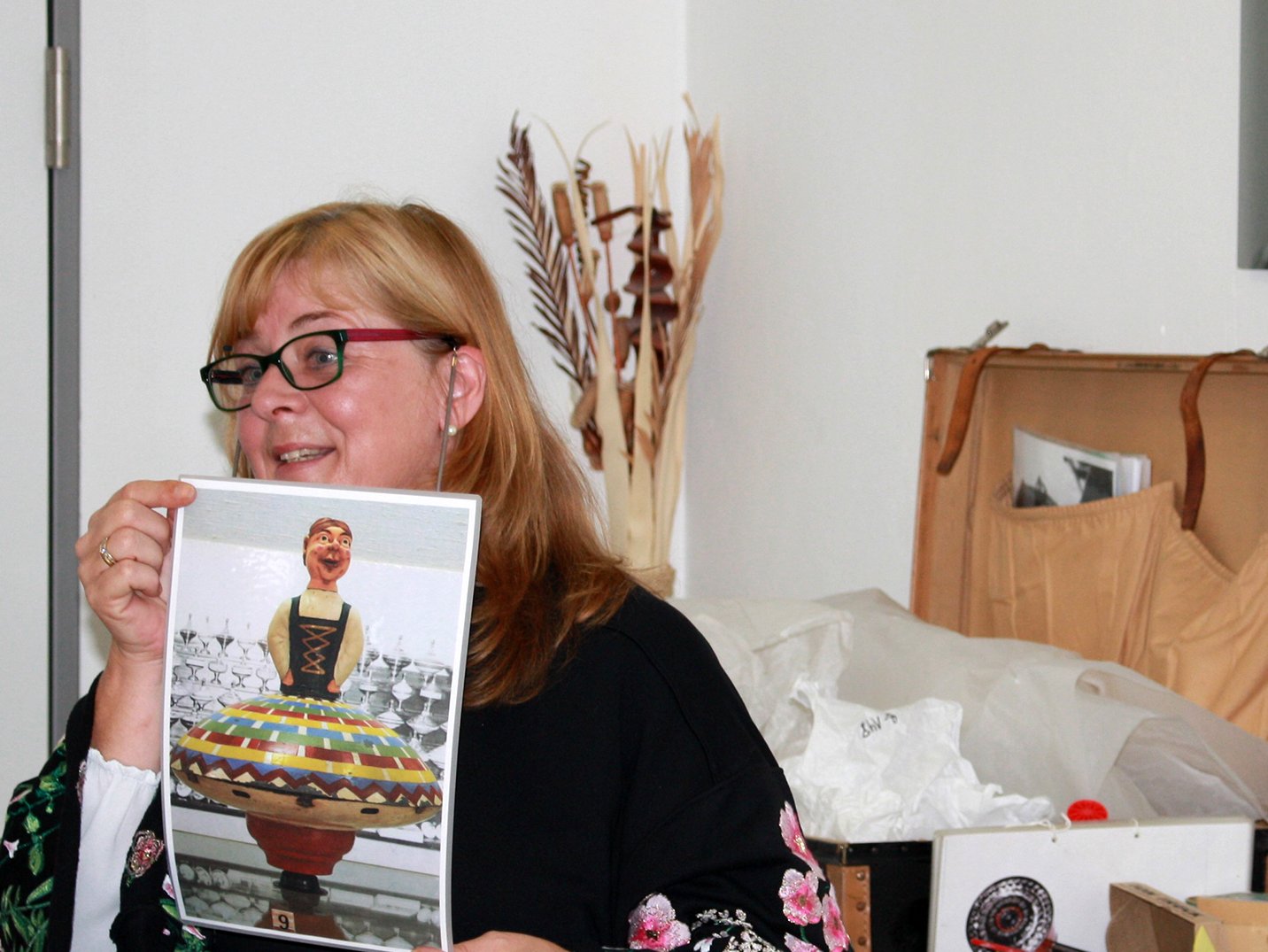 Museumspädagogin Petra Barnasch während einer Führung in einem Seniorenheim