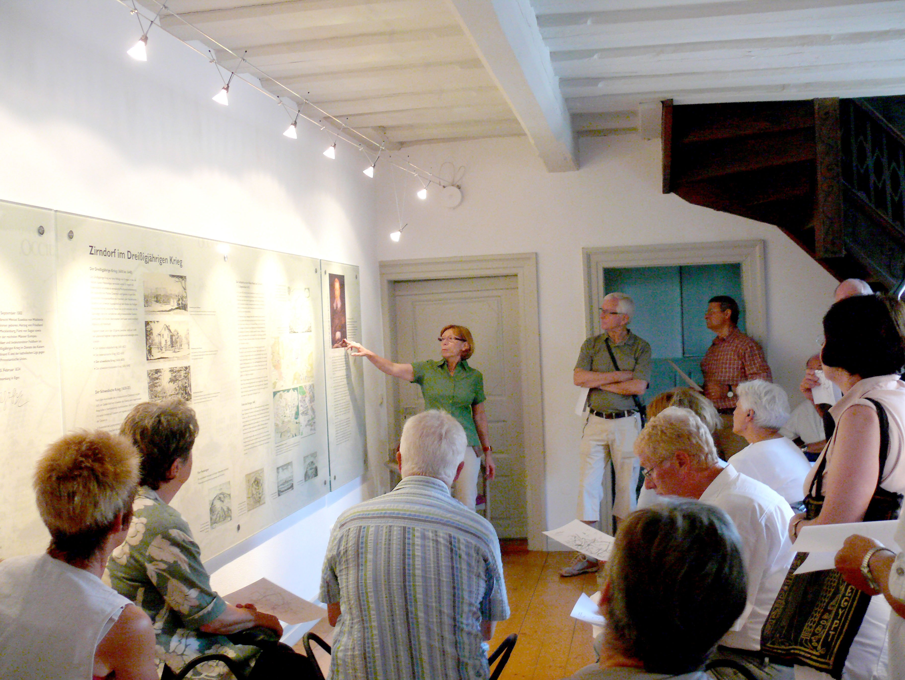 Teilnehmerinnen und Teilnehmer einer Museumsführung im Obergeschoss zum Thema &quot;Der Dreißigjährige Krieg in Zirndorf&quot;