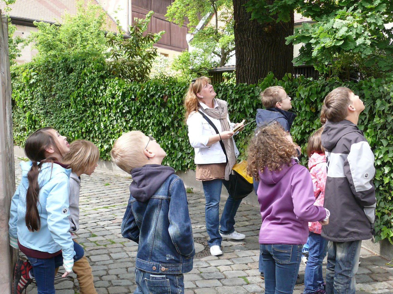 Eine Gruppe von Kindern während einer Stadtführung