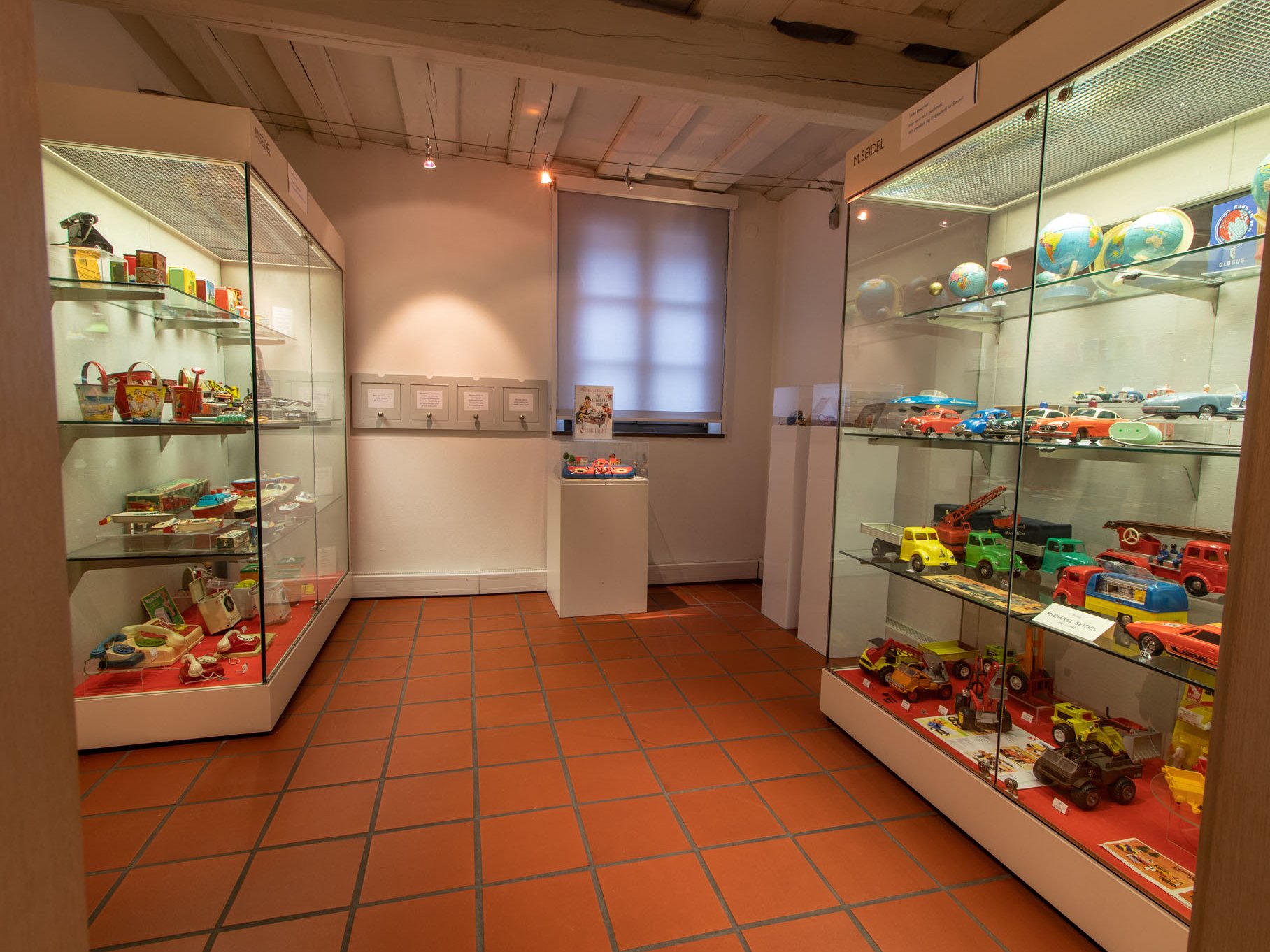 Blick in die Blechspielzeugabteilung im Ergeschoss des Museums